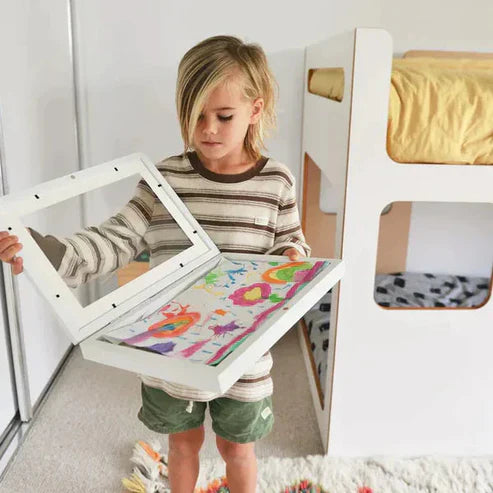 WonderWall™ | Intelligenter Rahmen für Kinderzeichnungen mit integrierter Aufbewahrung